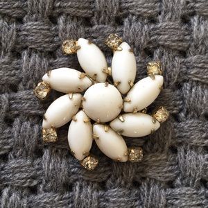 Vintage White Flower Pin Brooch Retro